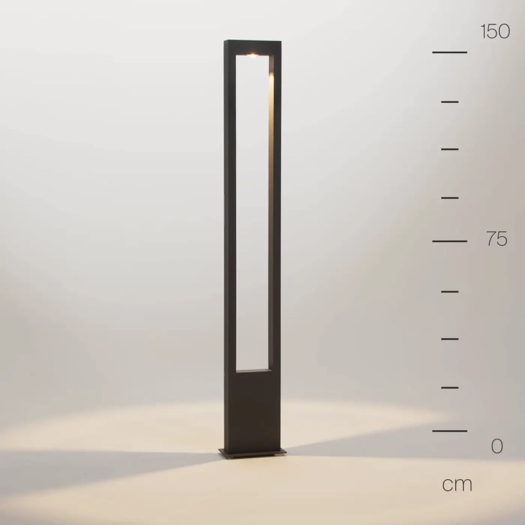 Borne extérieure arche rectangulaire en métal graphite noir avec design vertical slim et lumière chaude au sommet