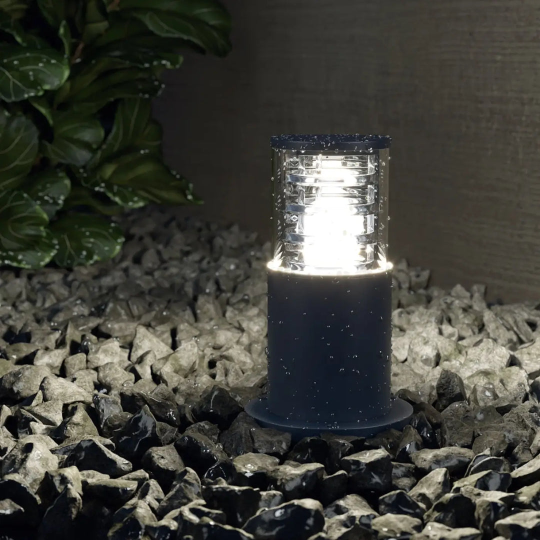 Borne extérieure bronx en structure métallique bleue avec verre transparent texturé émettant lumière blanche chaude