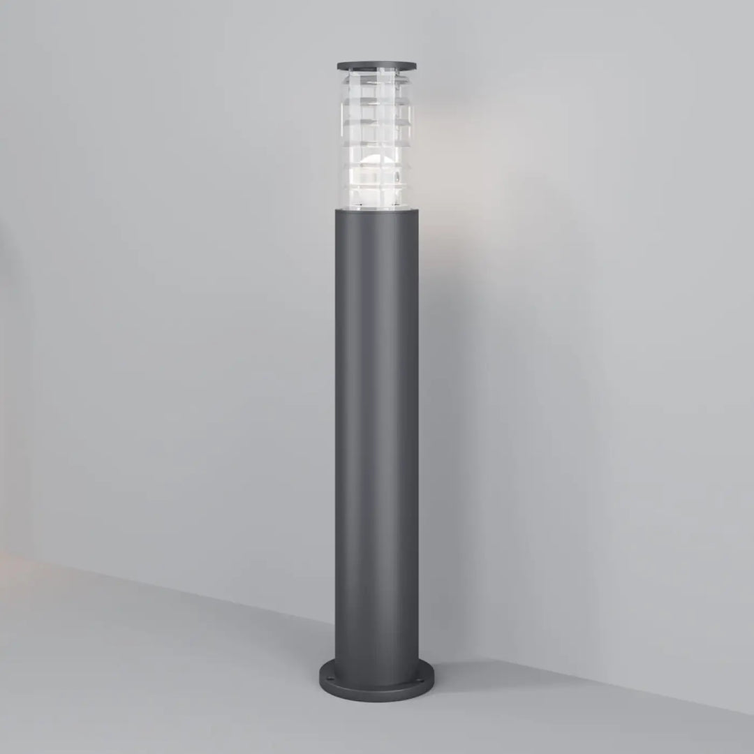 Borne extérieure bronx en structure métallique grise avec verre transparent géométrique émettant une lumière blanche chaude