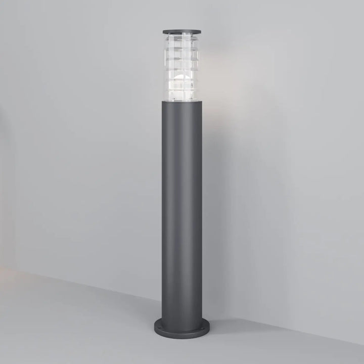 Borne extérieure bronx en structure métallique gris avec verre transparent géométrique et lumière blanche chaude