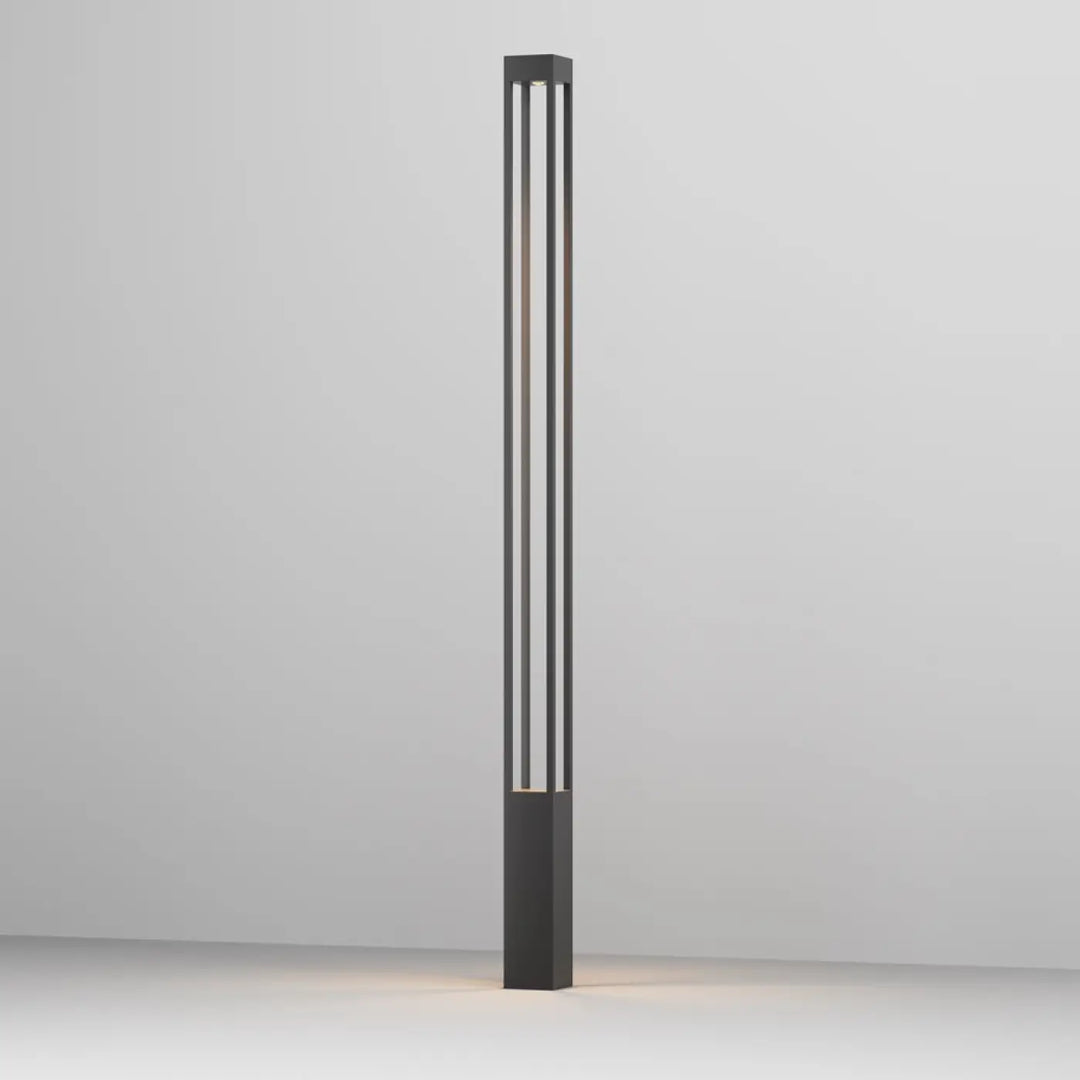 Borne extérieure elbe carrée en aluminium gris avec profil carré noir moderne et lames verticales minimalistes