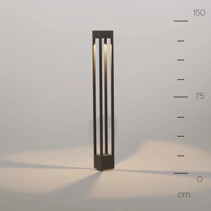 Borne extérieure elbe carrée en aluminium gris avec profil carré en métal noir moderne et éclairage led chaleureux