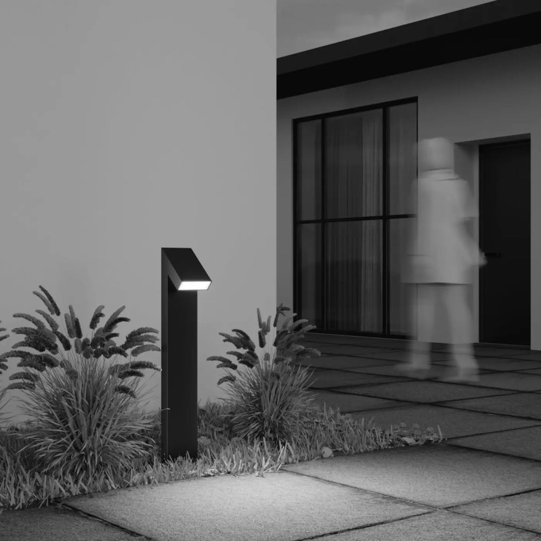 Borne extérieure en acier noir avec tête inclinée et design angulaire moderne à lumière top éclairée