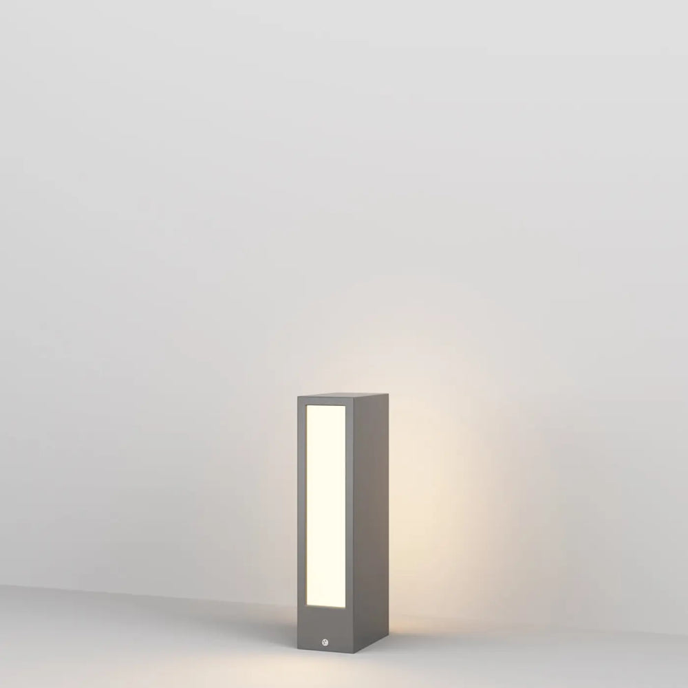 Borne extérieur hof version basse en acier gris avec profil rectangulaire et éclairage led chaud minimaliste