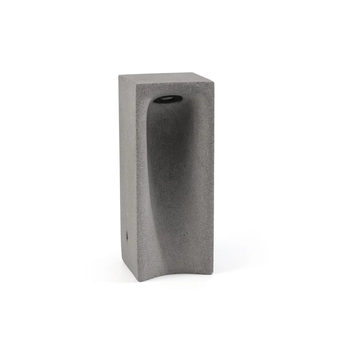 Borne extérieure Grot 40 cm en ciment gris de Faro Barcelona