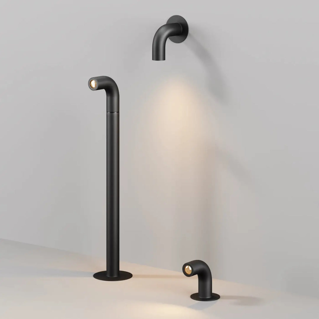 Borne extérieure led sleek cubique en aluminium noir avec finition mate et lumière led ton chaud