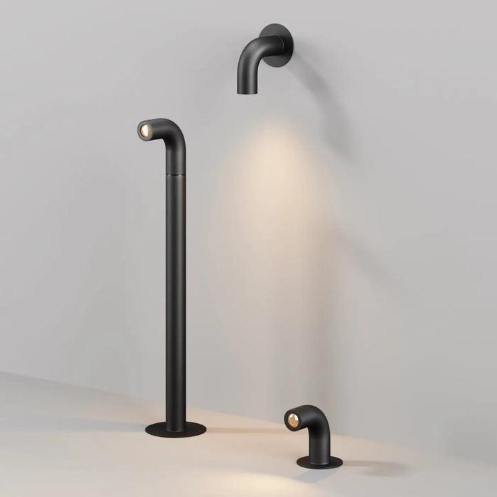 Borne extérieure led sleek cubique en aluminium noir avec finition mate et lumière led ton chaud