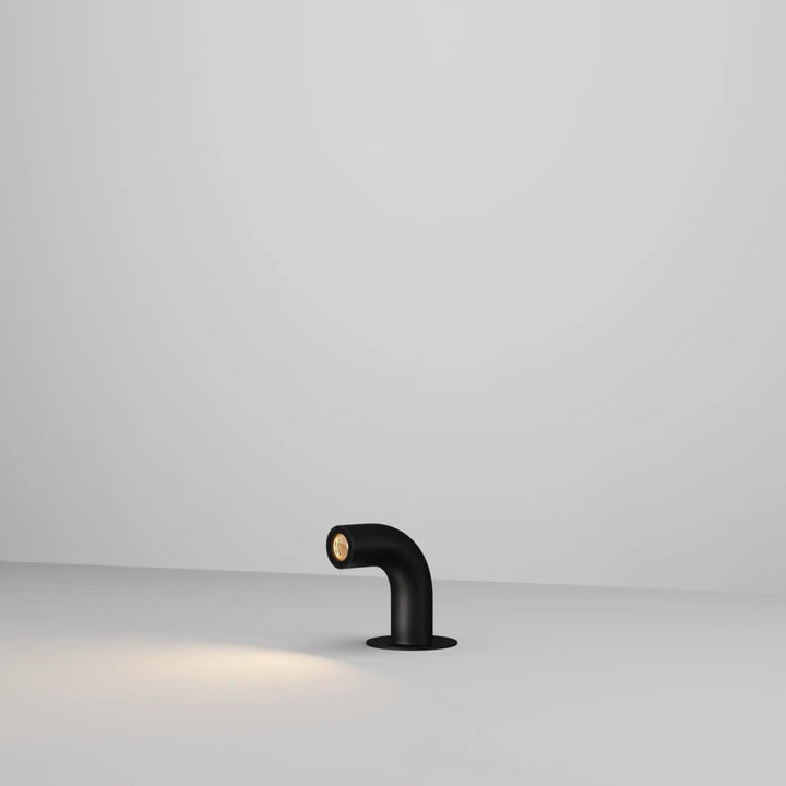 Borne extérieure led en aluminium noir avec finition mate noire l lampadaire au design courbé et lumière chaude