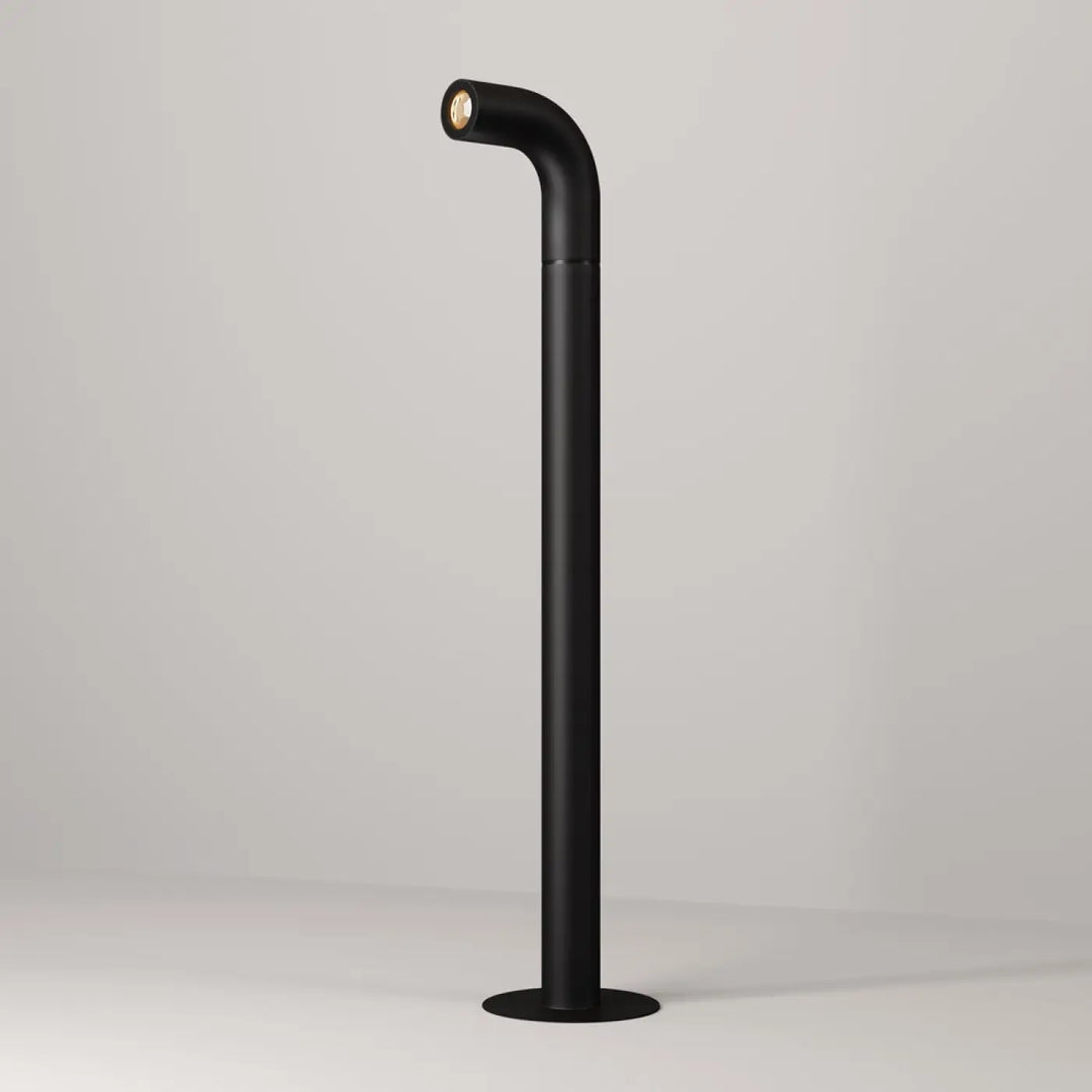 Borne extérieure led en aluminium noir avec finition mate et bras courbé pour éclairage de chemin extérieur élégant