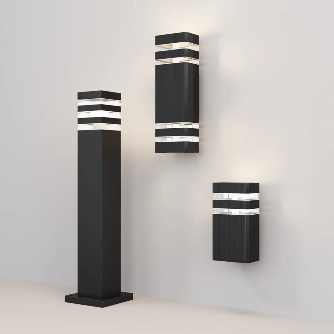 Borne extérieure noire en acier avec diffuseur vitré et bandes led horizontales design moderne rectangulaire
