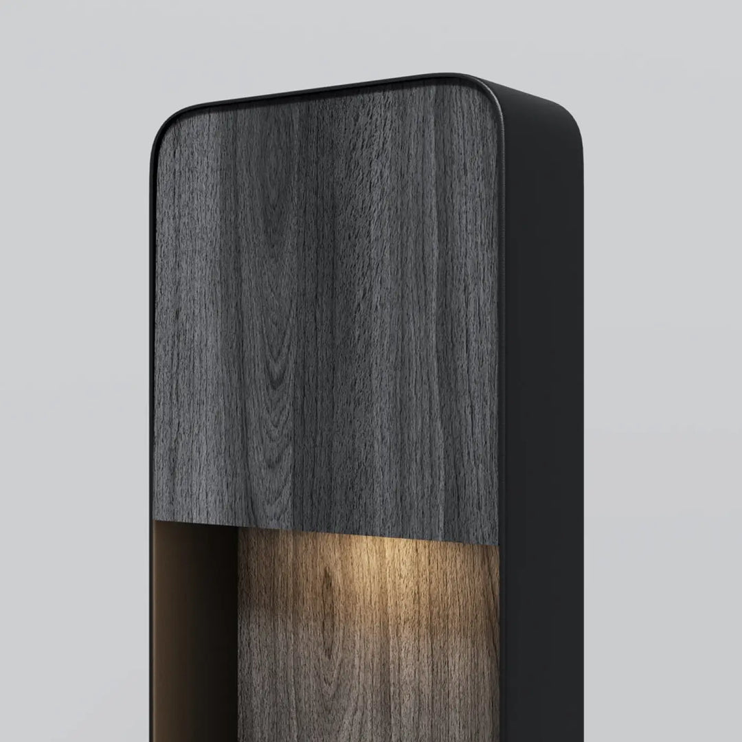 Borne extérieure cadre vertical noir avec effet bois grain foncé et éclairage chaud pour mur extérieur moderne