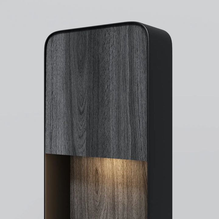 Borne extérieure cadre vertical noir avec effet bois grain foncé et éclairage chaud pour mur extérieur moderne