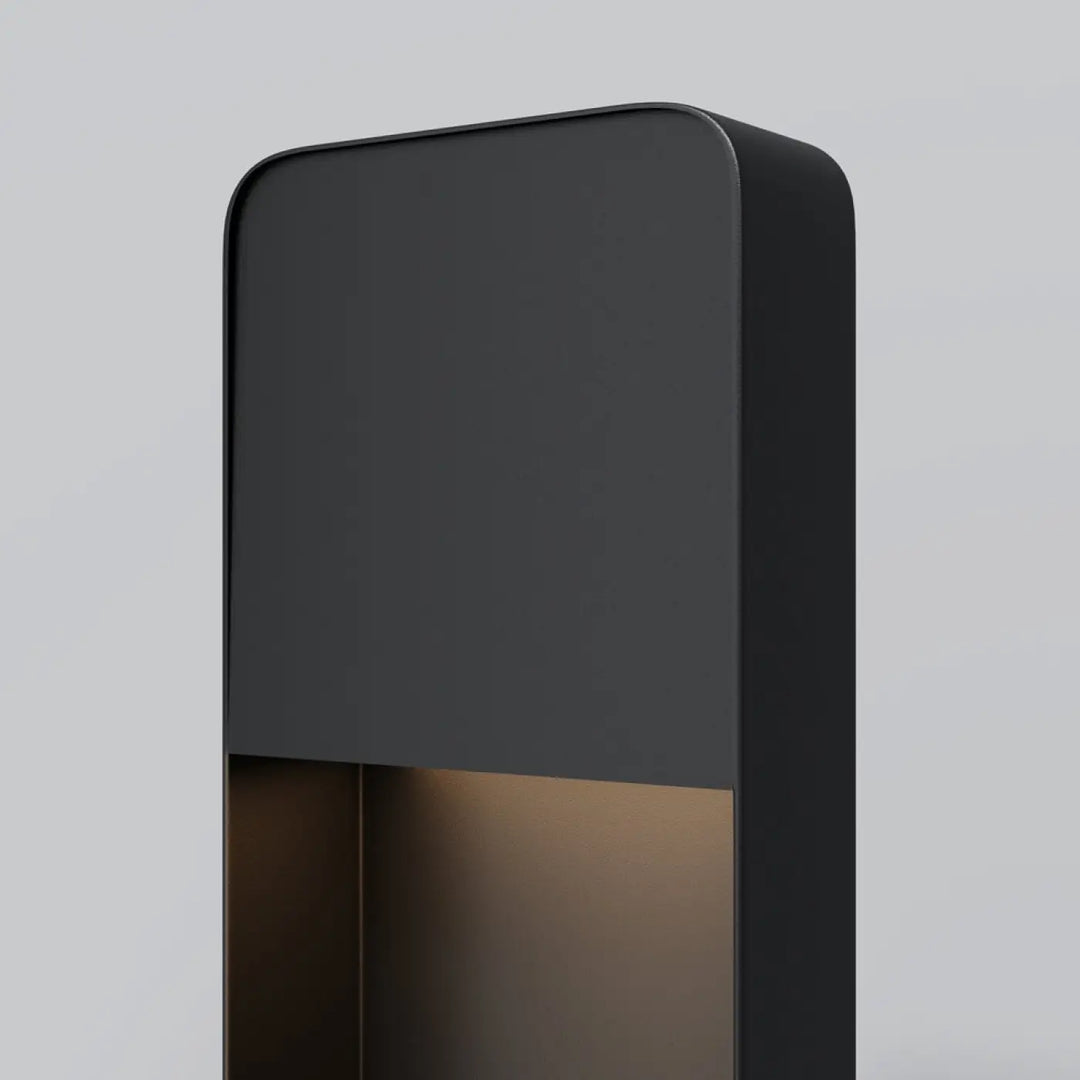 Borne extérieure cadre vertical en métal noir mat avec accent effet bois en laiton chaleureux au bas