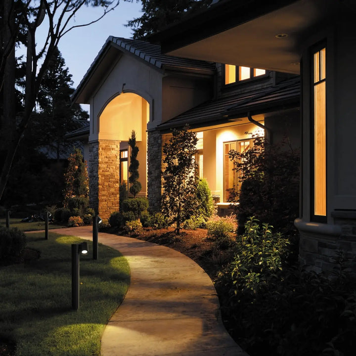 Borne extérieure wall street projecteur illuminateur chaleureusement une maison en pierre et stucco avec une entrée en arc