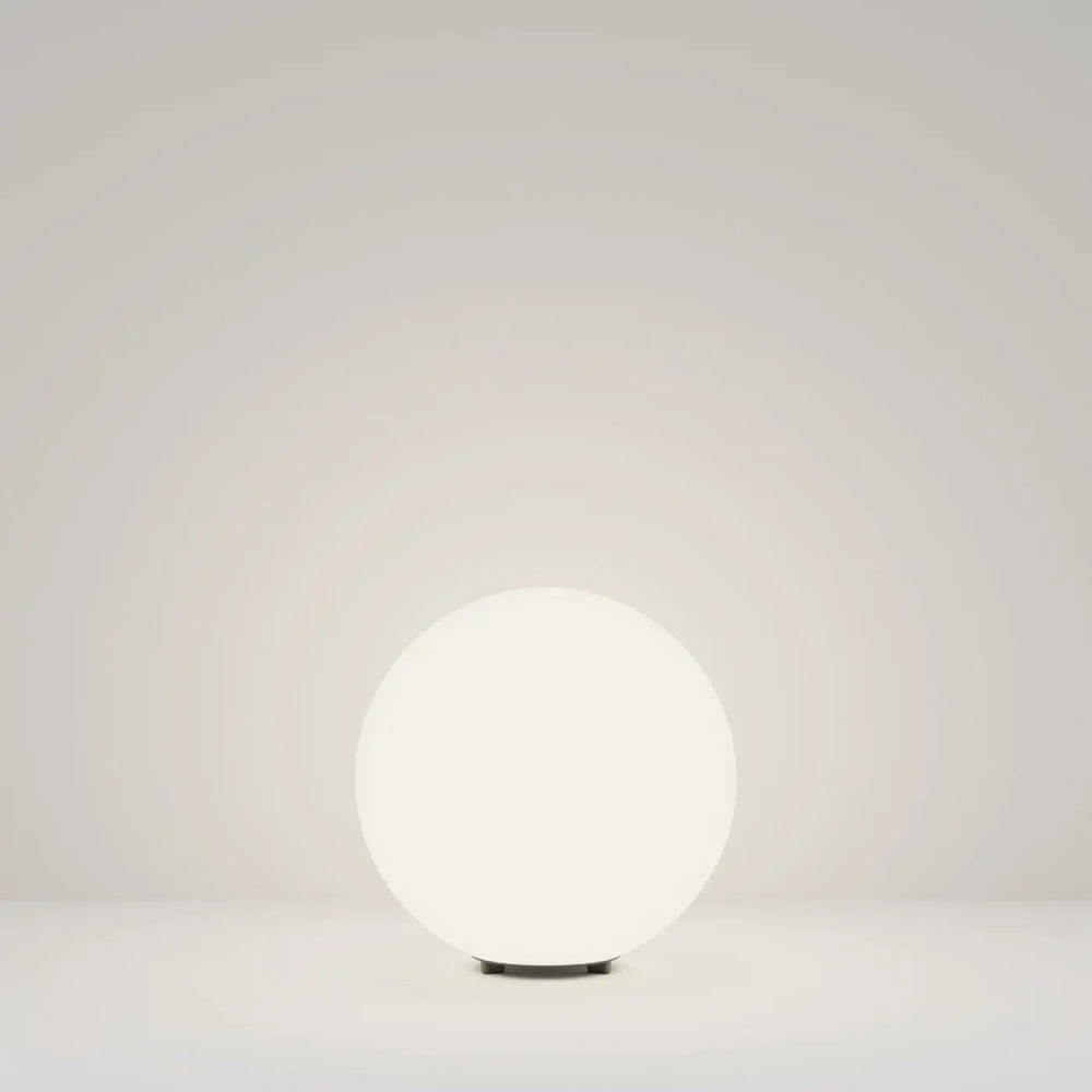 Luminaire extérieur erda boule lumineuse sphère opaline avec globe en verre dépoli blanc et base noire élégante