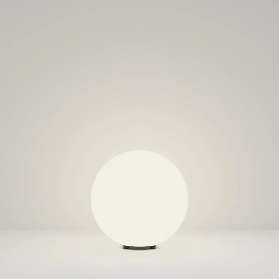 Luminaire extérieur erda boule lumineuse sphère opaline avec globe en verre dépoli blanc et base noire élégante