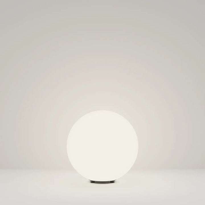 Luminaire extérieur erda boule lumineuse sphère opaline avec globe en verre dépoli blanc et base noire élégante