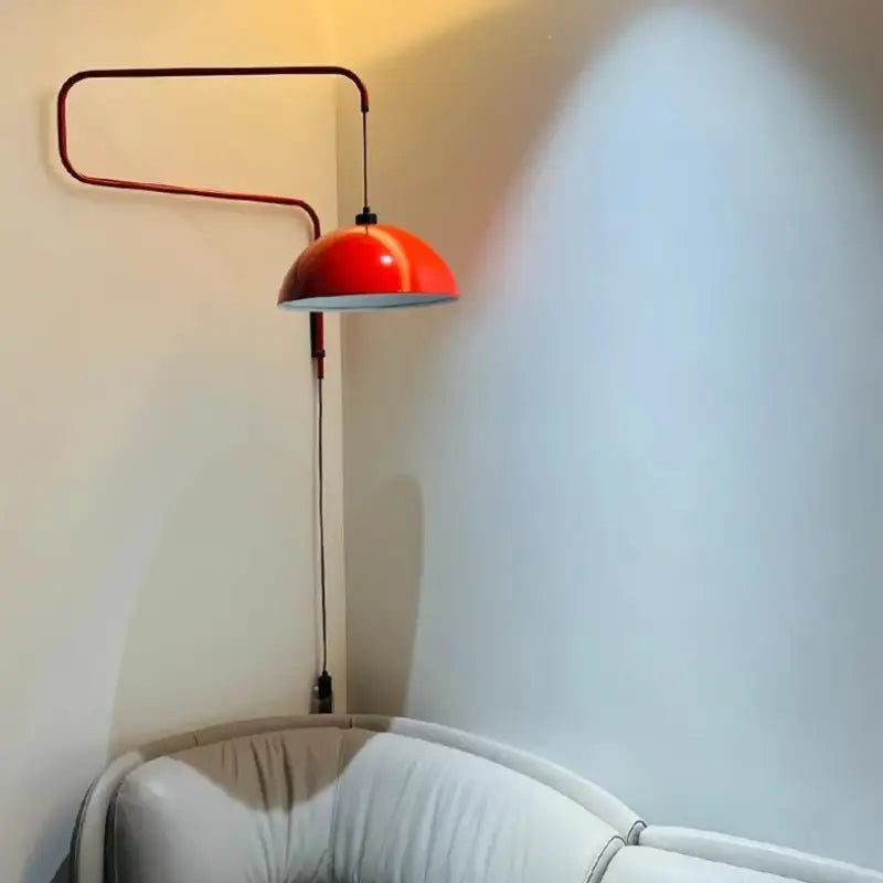 Applique murale design rouge avec bras articulé au style moderne