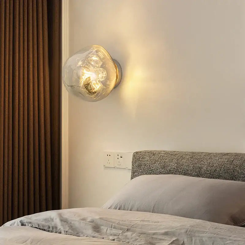 Applique vintage en acrylique clair et en métal élégant