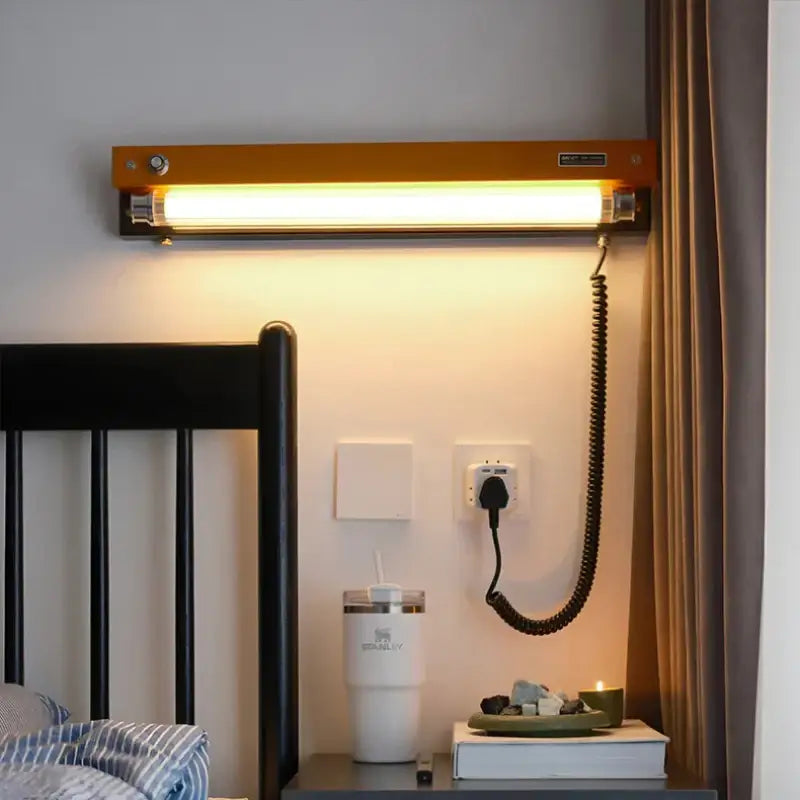 Suspension luminaire industriel tube fluorescent jaune au style loft