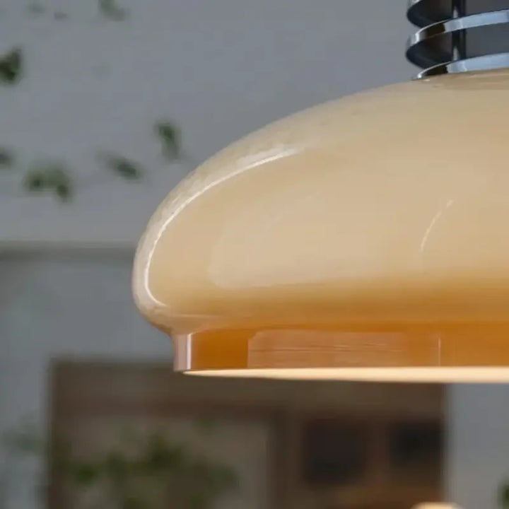 Suspension vintage en verre opalin crème au design rétro chic