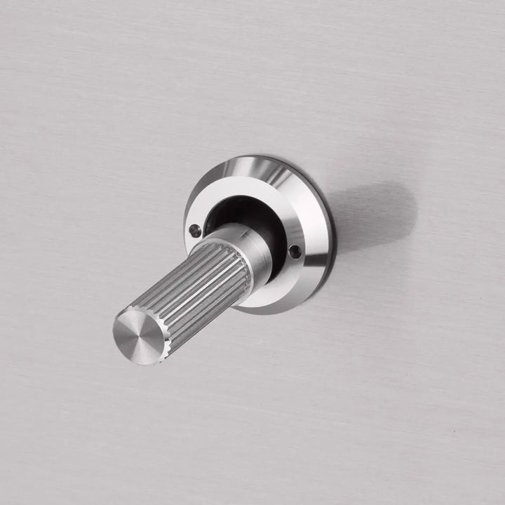 Interrupteur à levier Toggle à gravure alignée en acier, vue rapprochée #couleur_argent