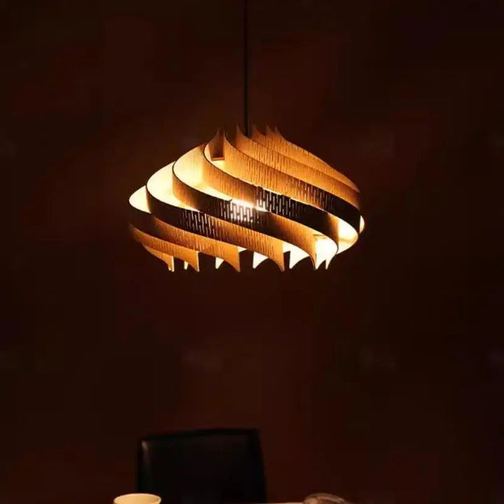Lámpara colgante nórdica en espiral de madera Wabi Sabi Moon, ideal para comedor, estudio, bar o dormitorio. Fabricada en madera maciza de nogal y tilo.