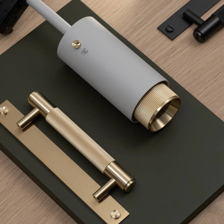 Kit de détails Exhaust à gravure quadrillée finition laiton, photographié à plat #couleur_dor