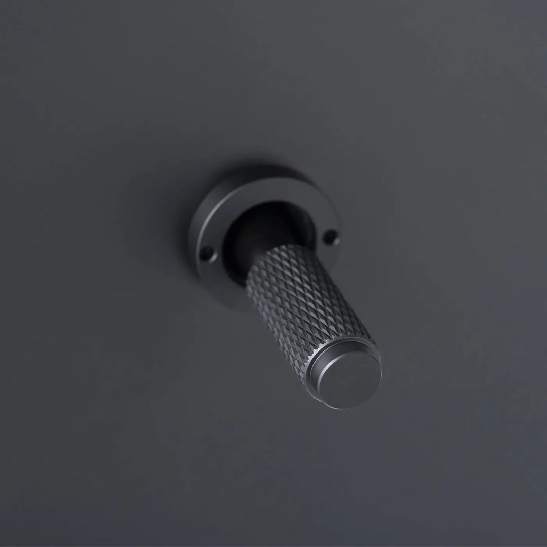 Détail du levier à gravure quadrillée noir #couleur_noir