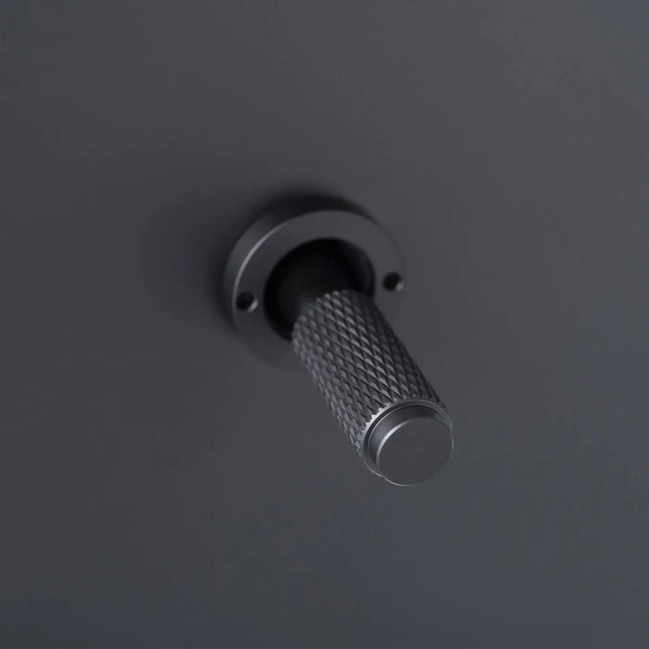 Détail du levier à gravure quadrillée noir #couleur_noir