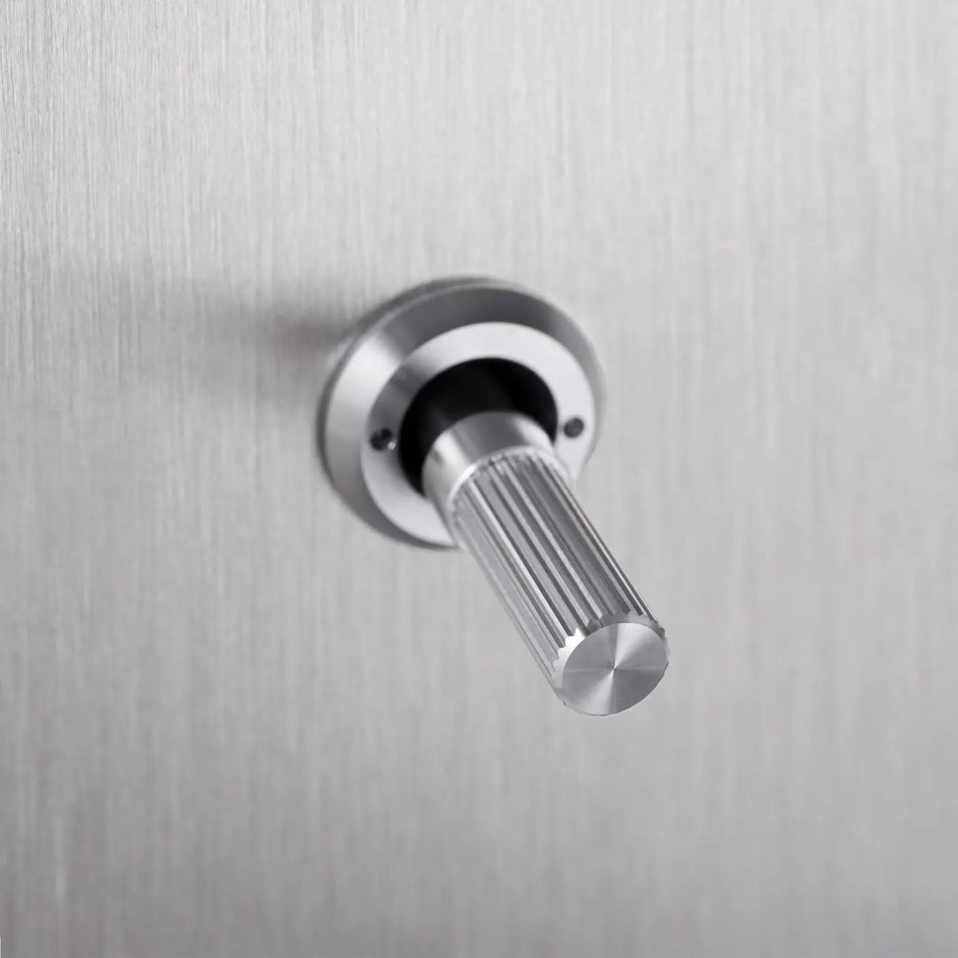 Détail du levier à gravure alignée finition acier #couleur_argent