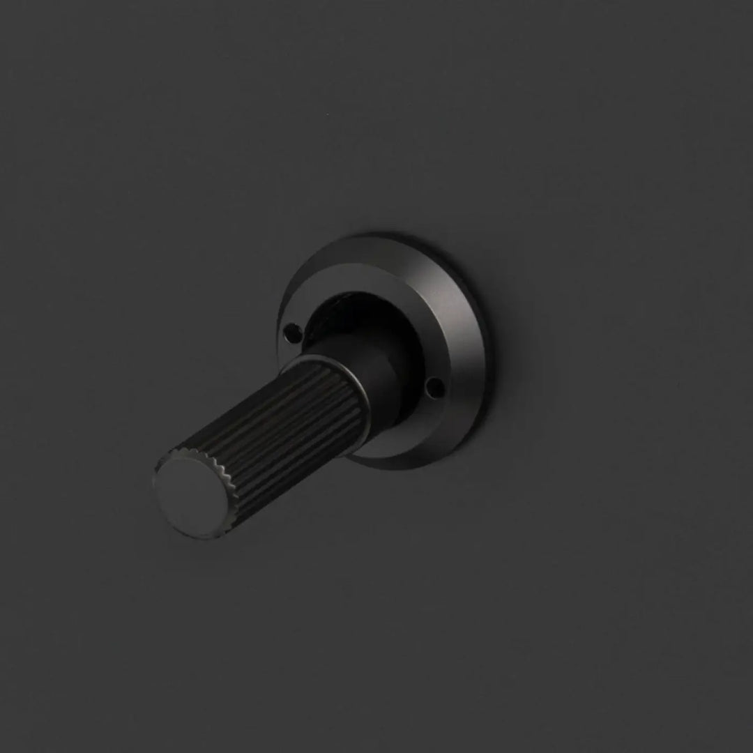 Détail d'un levier à gravure alignée noir Buster + Punch #couleur_noir
