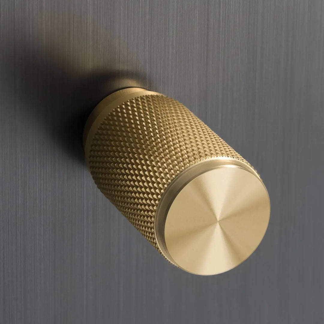 Détail d'un variateur à gravure quadrillée, finitions bronze fumé et laiton #couleur_dor