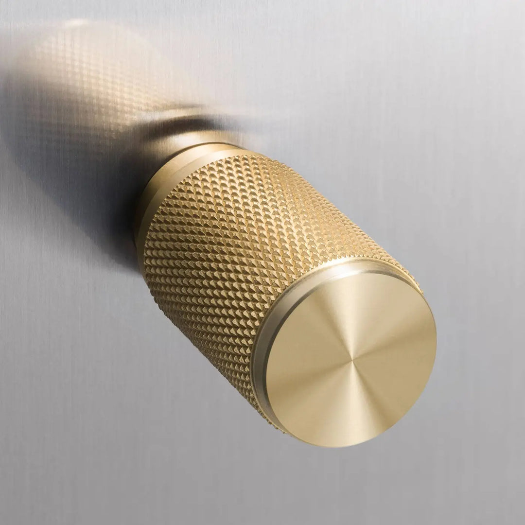 Détail d'un variateur à gravure quadrillée, finitions acier et laiton #couleur_dor