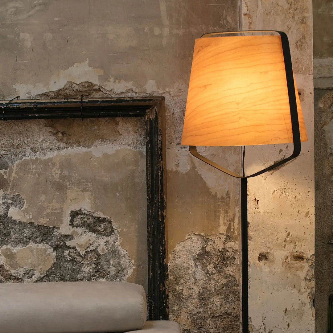 Lampadaire Stood en bois de Faro Barcelona en situation
