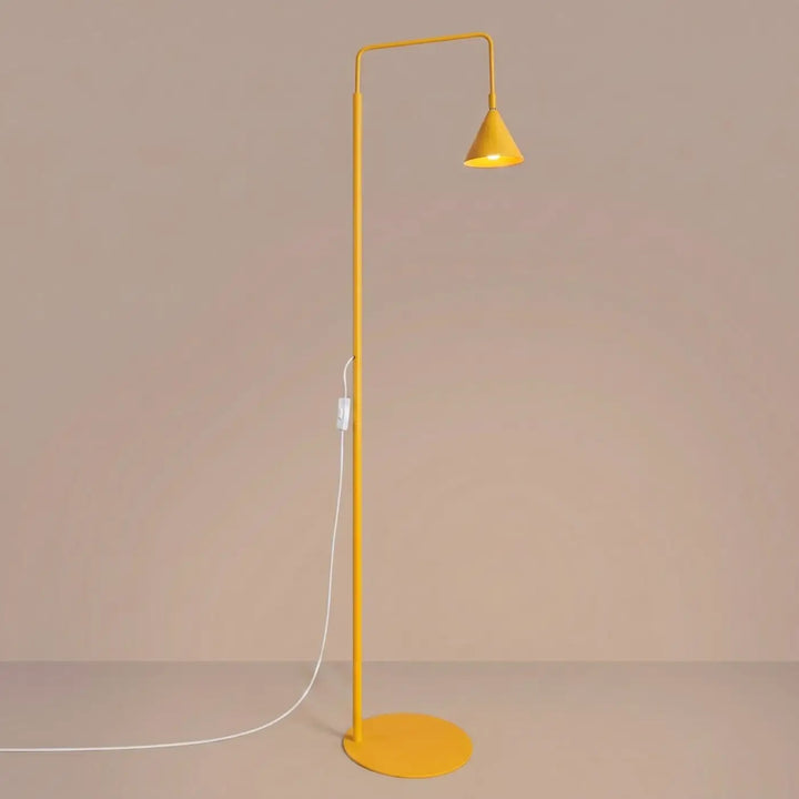 Lampadaire jaune allumé