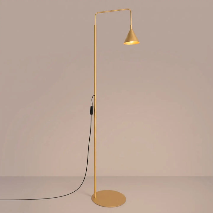 Lampadaire doré allumé