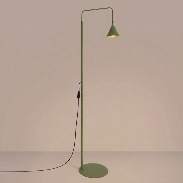 Lampadaire vert olive allumé