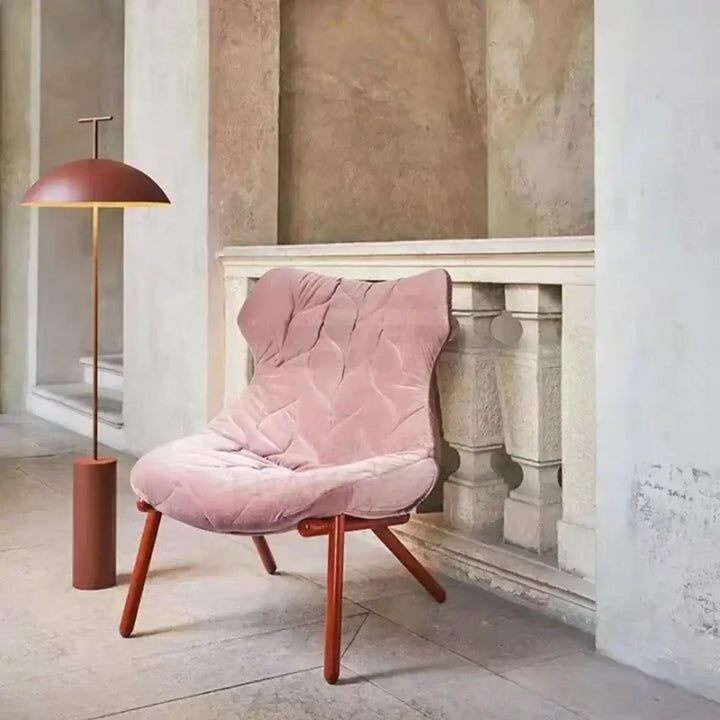 Lampadaire yumi avec un fauteuil en velours rose blush matelassé et pieds en bois pour une décoration intérieure plus qu’un simple luminaire design