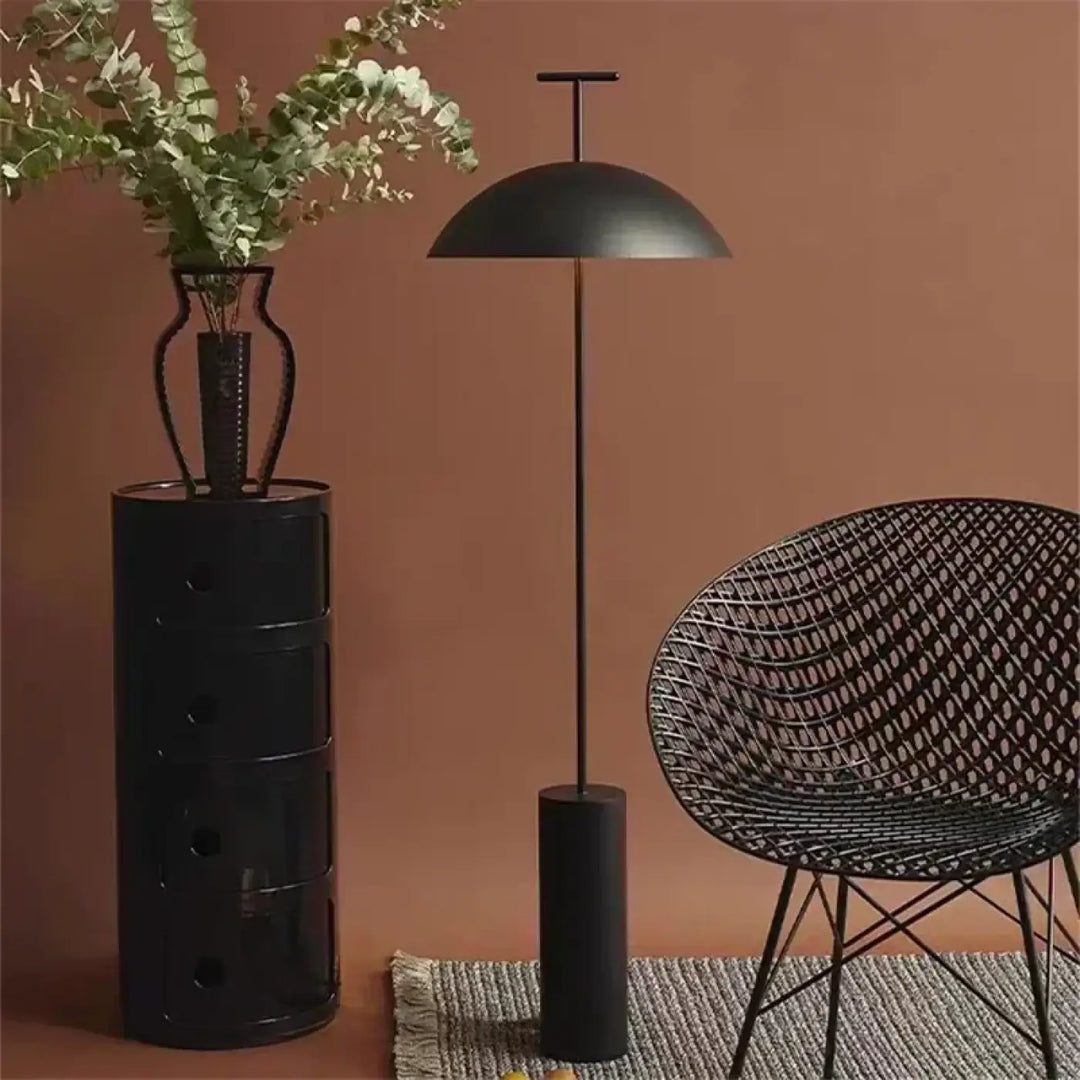 Lampadaire design en métal noir avec abat-jour en dôme et tige fine pour une décoration intérieure plus qu’un simple éclairage