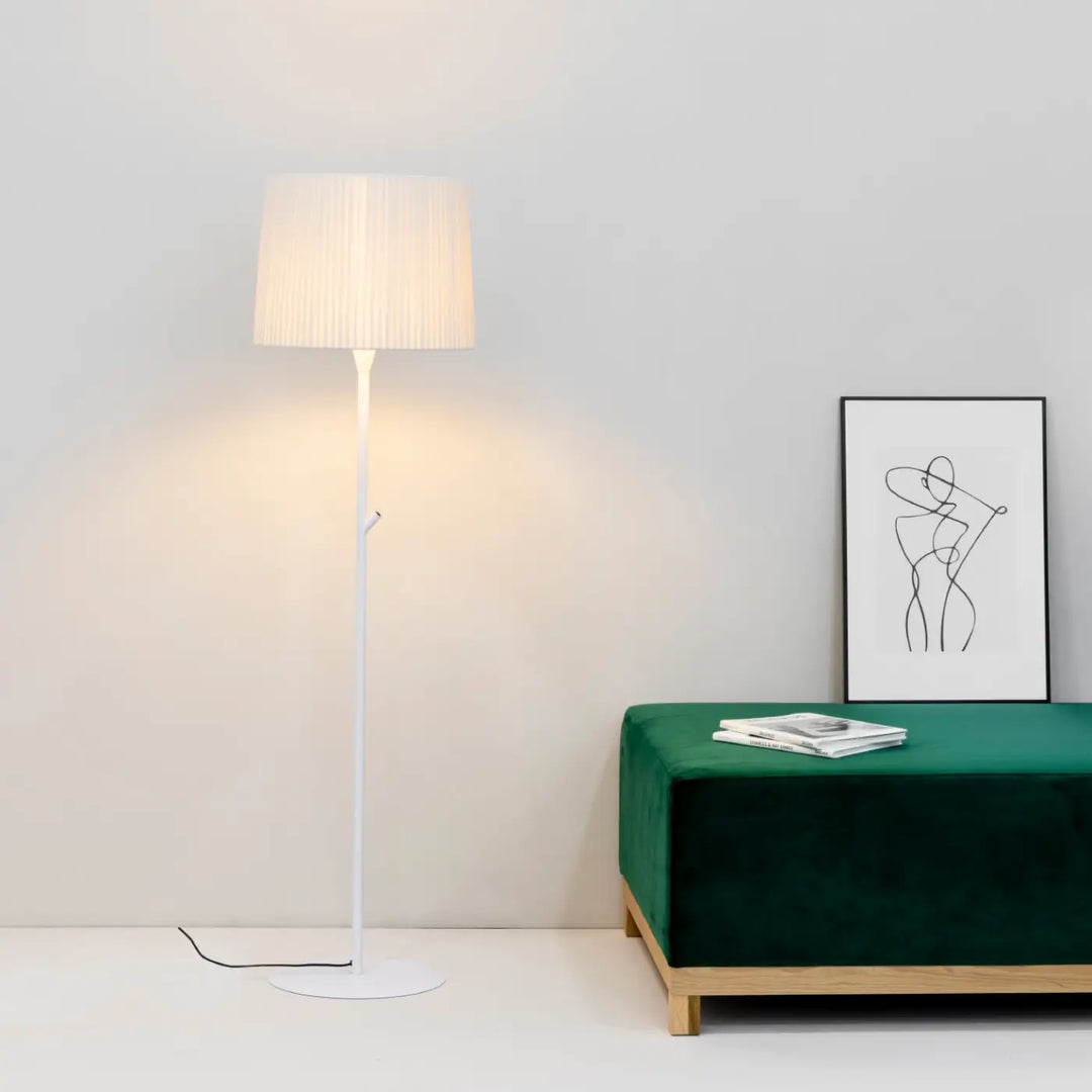 Lampadaire Samba blanc et beige de Faro Barcelona en situation