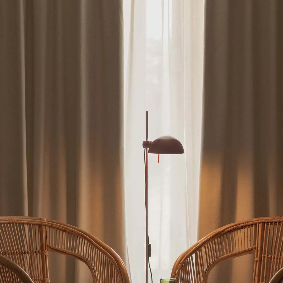 Lampadaire Matilda grenat dans un intérieur