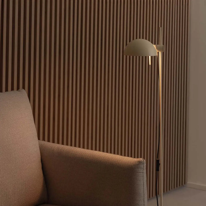 Lampadaire Matilda beige de Faro Barcelona en situation