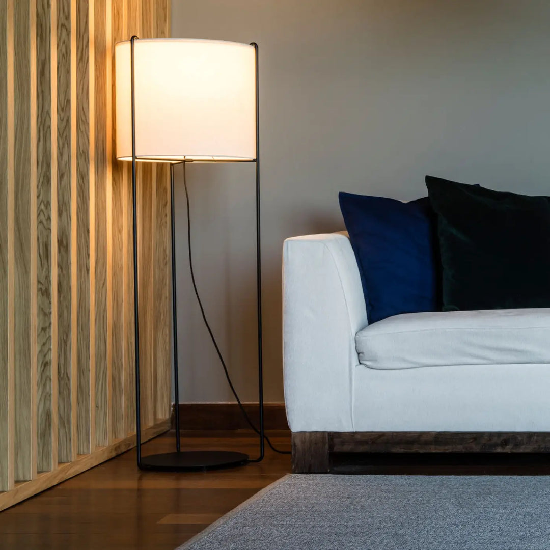 Lampadaire Drum noir et beige de Faro Barcelona en situation