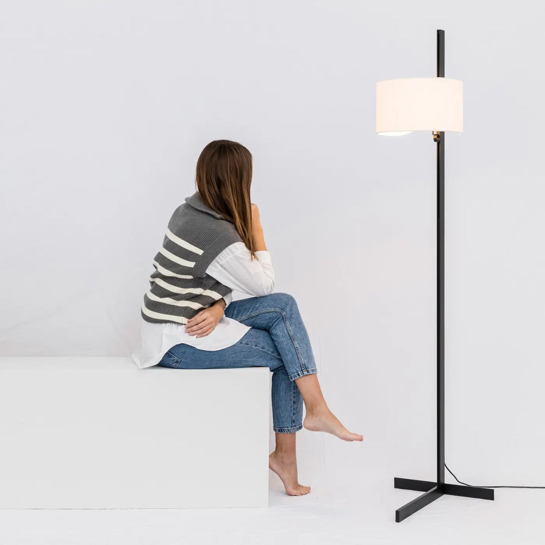 Lampadaire Stand Up noir et blanc de Faro Barcelona en situation