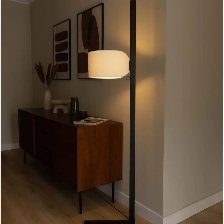 Lampadaire Stand Up noir et lin naturel de Faro Barcelona dans un intérieur