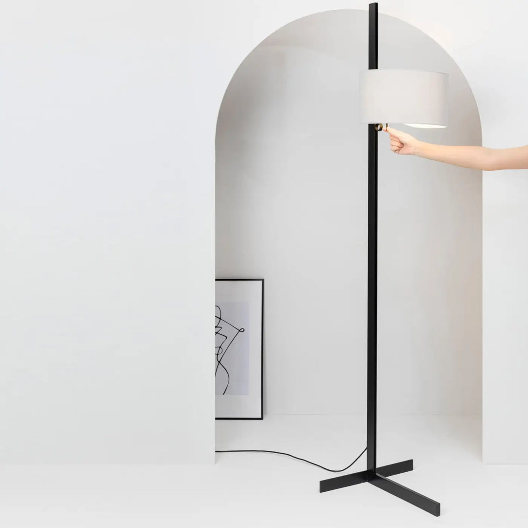 Lampadaire Stand Up noir et gris de Faro Barcelona en situation