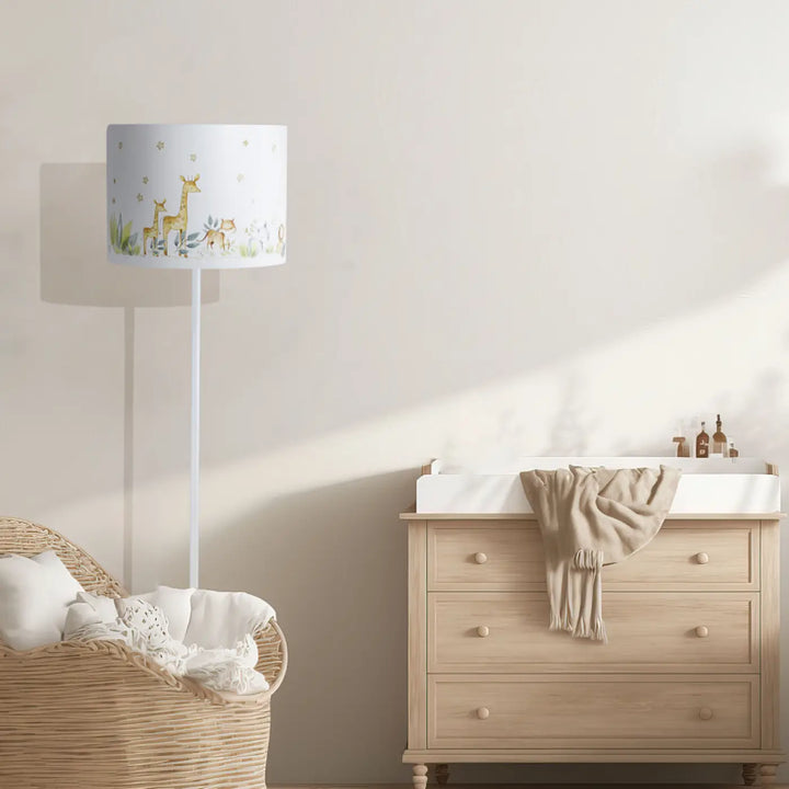 Lampadaire blanc enfant avec abat-jour cylindrique illustré de cerfs dorés et feuillage vert pour chambre enfant