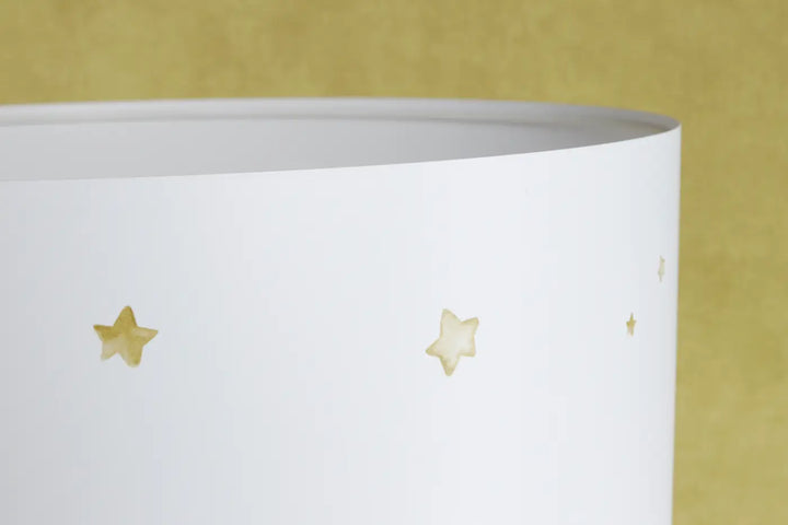 Lampadaire blanc enfant avec abat-jour blanc et découpes étoiles dorées pour chambre douce ambiance