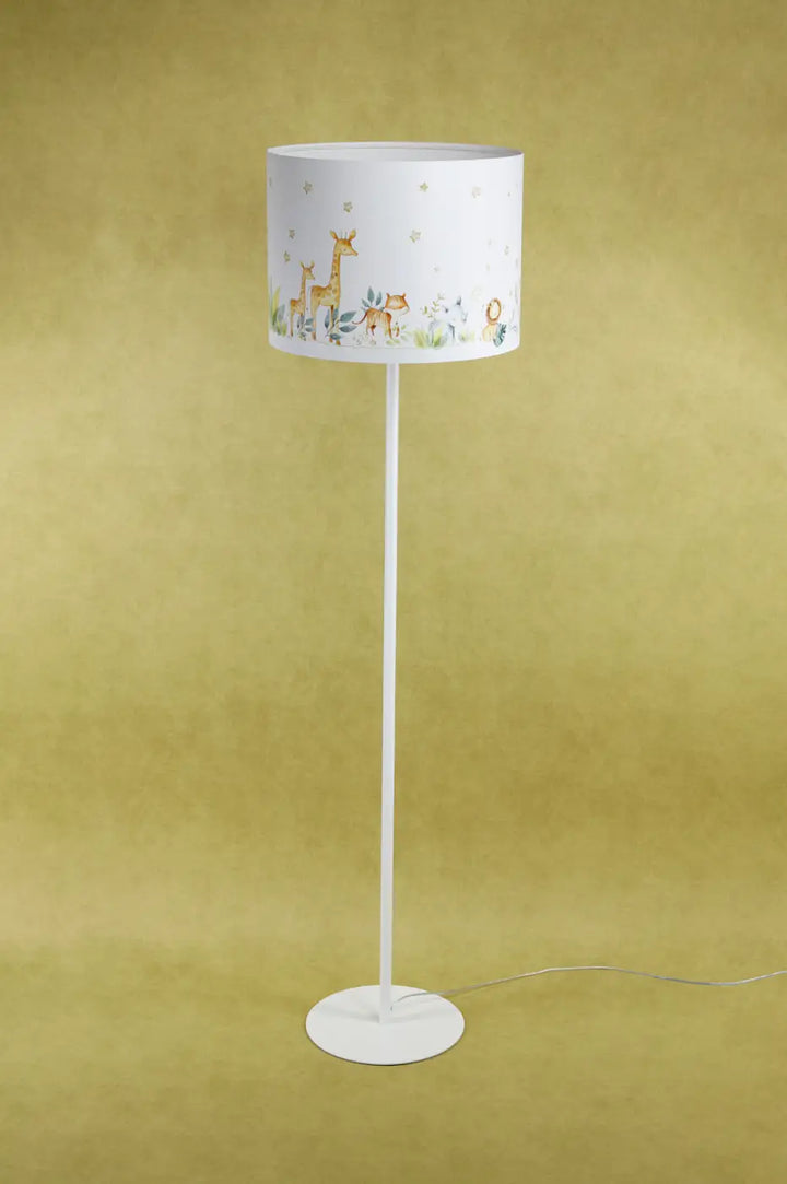 Lampadaire blanc enfant avec abat-jour cylindrique illustré d’animaux et étoiles en tons terre doux